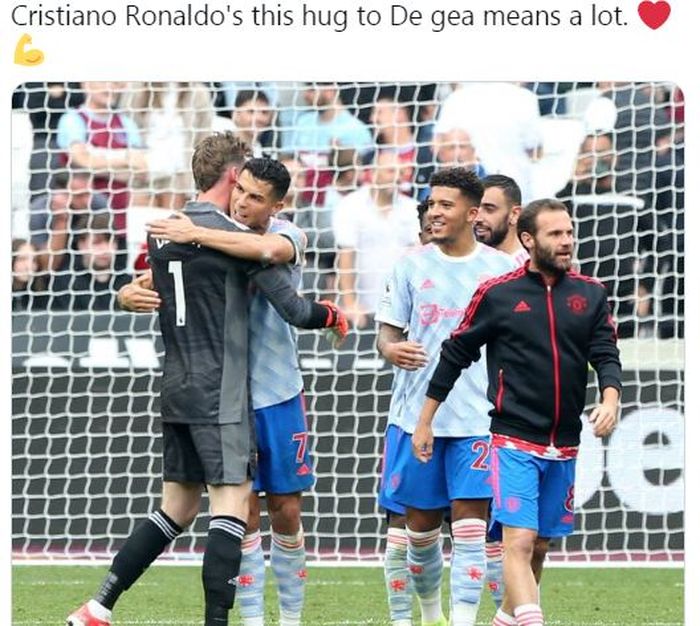 Cristiano Ronaldo memeluk David De Gea yang berhasil menepis penalti dalam laga Manchester United kontra West Ham United pada pekan ke-5 Liga Inggris 2021-2022.