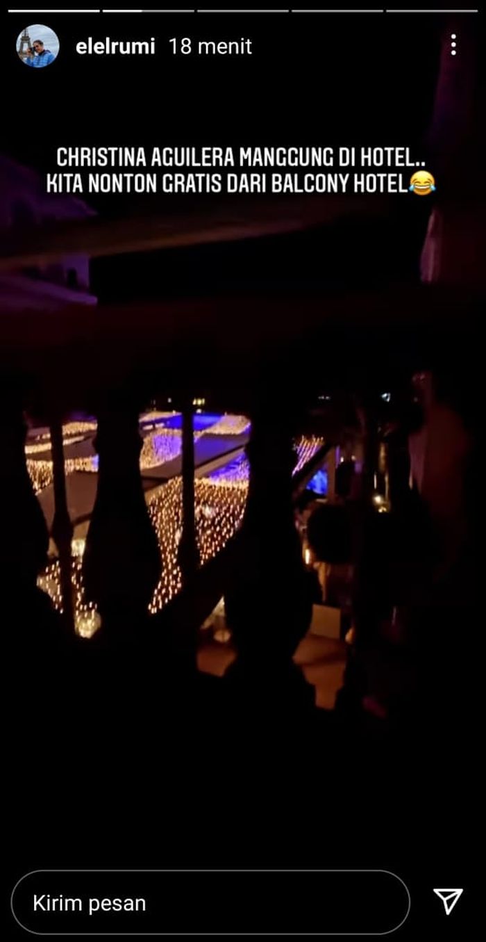 El Rumi menonton penampilan Christina Aguilera secara gratis. 
