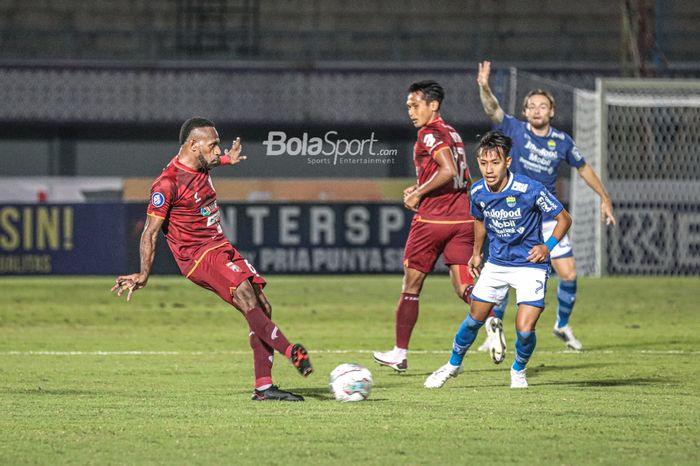 Striker Borneo FC, Boaz Solossa (kiri), sedang memberikan operan dan dibayangi pemain Persib Bandung, Beckham Putra Nugraha (kanan), dalam laga pekan keempat Liga 1 2021 di Stadion Indomilk Arena, Tangerang, Banten, 23 September 2021.