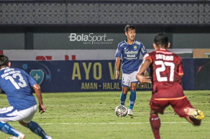 Gelandang Persib Bandung, Beckham Putra Nugraha (tengah), sedang menguasai bola dalam laga pekan keempat Liga 1 2021 di Stadion Indomilk Arena, Tangerang, Banten, 23 September 2021.
