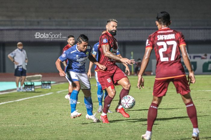 Striker Borneo FC, Francisco Torres (kanan), sedang menguasai bola dan dibayangi pemain Persib Bandung, Febri Hariyadi (kiri), dalam laga pekan keempat Liga 1 2021 di Stadion Indomilk Arena, Tangerang, Banten, 23 September 2021.