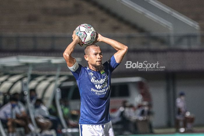 Bek sayap kanan Persib Bandung, Supardi Nasir, nampak akan melakukan lemparan ke dalam saat laga pekan keempat Liga 1 2021 di Stadion Indomilk Arena, Tangerang, Banten, 23 September 2021.