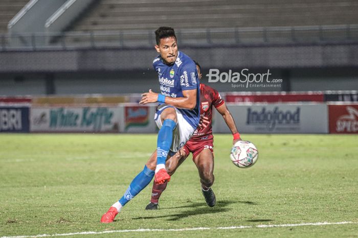 Striker Persib Bandung, Wander Luiz, nampak sedang mengoper bola dalam laga pekan keempat Liga 1 2021 di Stadion Indomilk Arena, Tangerang, Banten, 23 September 2021.