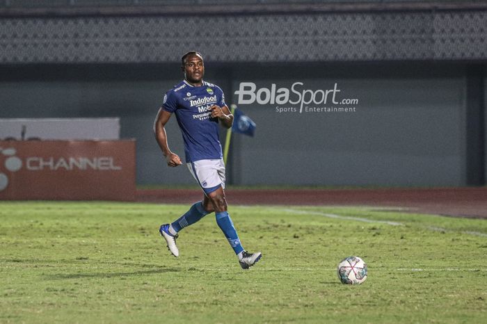 Bek Persib Bandung, Victor Igbonefo, sedang menguasai bola dalam laga pekan keempat Liga 1 2021 di Stadion Indomilk Arena, Tangerang, Banten, 23 September 2021.