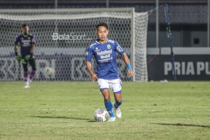 Gelandang Persib Bandung, Beckham Putra Nugraha, sedang menguasai bola dalam laga pekan keempat Liga 1 2021 di Stadion Indomilk Arena, Tangerang, Banten, 23 September 2021.