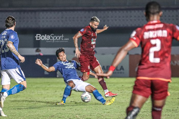 Bek sayap kanan Persib Bandung, Bayu Mohamad Fiqri (kiri), sedang menghalau pergerakan dari striker Borneo FC, Francisco Torres (kanan), dalam laga pekan keempat Liga 1 2021 di Stadion Indomilk Arena, Tangerang, Banten, 23 September 2021.