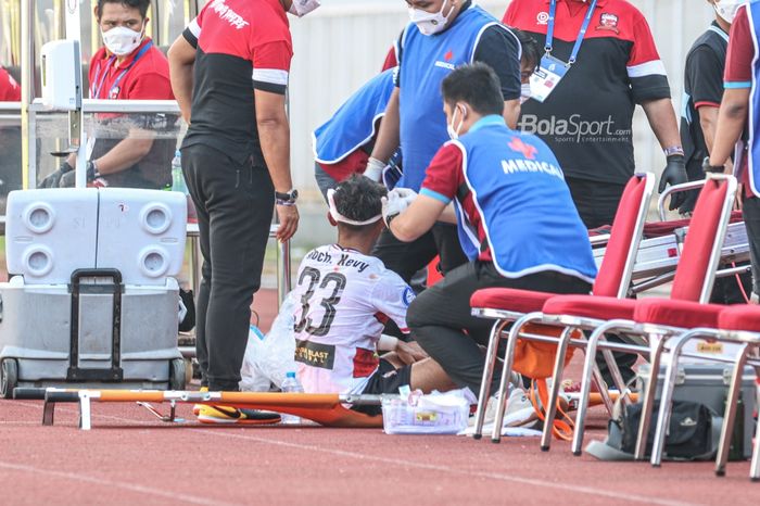 Gelandang Madura United, Mochammad Kevy Syahertian, sedang mendapatkan perawatan medis di bagian kepala dalam laga pekan keempat Liga 1 2021 di Stadion Madya, Senayan, Jakarta, 25 September 2021.