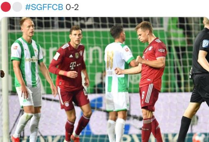 Gelandang Bayern Muenchen, Joshua Kimmich, merayakan gol ke gawang Greuther Fuerth dalam laga Bundesliga di Stadion Sportpark Ronhof Thomas Sommer, Jumat (24/9/2021).