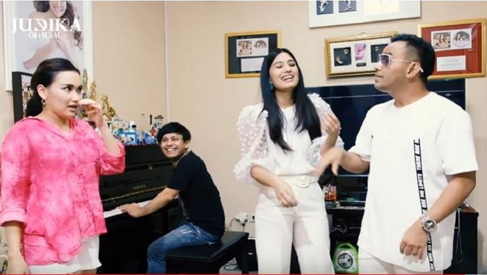 Aksi komedi Ayu Ding Ding, Judica, dan Duma Riris kembali menyanyikan lagu 'Mama Baba Larang' versi Tungt.