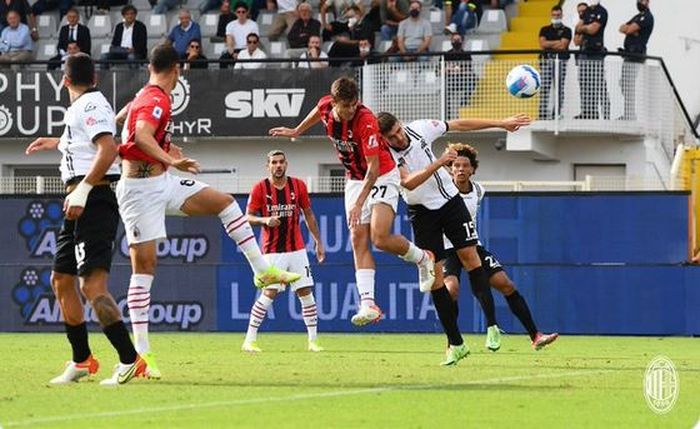 Gelandang serang AC Milan, Daniel Maldini, mencetak gol ke gawang Spezia dalam laga Liga Italia di Stadion Alberto Picco, Sabtu (25/9/2021).