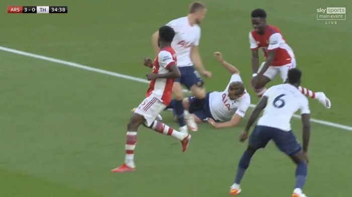 Aksi bocah Arsenal, Bukayo Saka, membuat Harry Kane sampai menggelosor demi menahan gol, tapi tetap saja Tottenham Hotspur keok pada babak pertama.