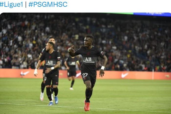 Gelandang Paris Saint-Germain, Idrissa Gueye, merayakan gol ke gawang Montpellier dalam laga Liga Prancis di Stadion Parc des Princes, Sabtu (25/9/2021).
