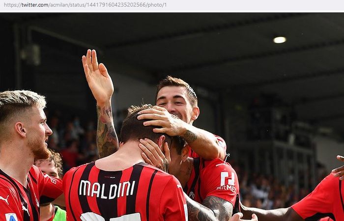 Gelandang serang AC Milan, Daniel Maldini, merayakan gol ke gawang Spezia dalam laga Liga Italia di Stadion Alberto Picco, Sabtu (25/9/2021).