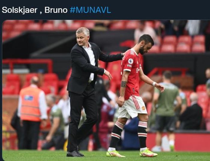 Ole Gunnar Solskjaer menghibur Bruno Fernandes selepas laga Manchester United vs Aston Villa berakhir di Old Trafford dalam lanjutan Liga Inggris, 25 September 2021.