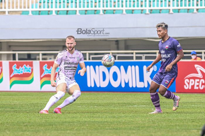 Striker Bali United, Melvin Platje (kiri), nampak sedang mengoper bola dan dibayangi pemain Persita Tangerang, Ahmad Nur Hardianto (kanan), dalam laga pekan keempat Liga 1 2021 di Stadion Pakansari, Bogor, Jawa Barat, 24 September 2021.