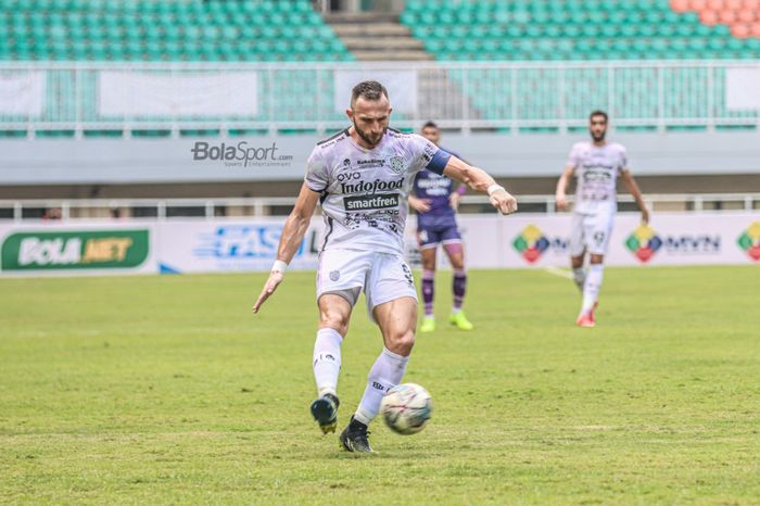 Penyerang Bali United, Ilija Spasojevic, sedang menendang bola dalam laga pekan keempat Liga 1 2021 di Stadion Pakansari, Bogor, Jawa Barat, 24 September 2021.