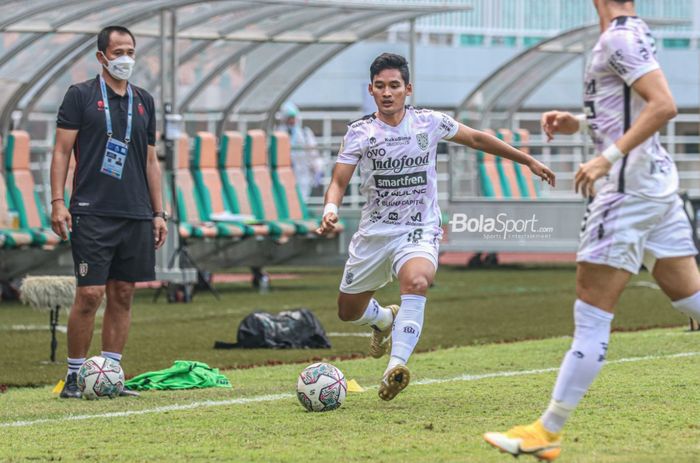 Gelandang serang Bali United, Kadek Agung, nampak akan melakukan tendangan dalam laga pekan keempat Liga 1 2021 di Stadion Pakansari, Bogor, Jawa Barat, 24 September 2021.