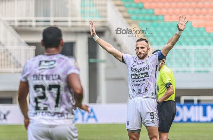 Penyerang Bali United, Ilija Spasojevic (kanan), sedang mengangkat tangannya dalam laga pekan keempat Liga 1 2021 di Stadion Pakansari, Bogor, Jawa Barat, 24 September 2021.
