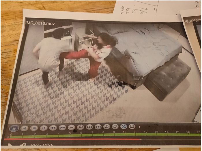Tangkap layar dari video rekaman CCTV di kamar pribadi <a href='https://manado.tribunnews.com/tag/jonathan-frizzy' title='Jonathan Frizzy'>Jonathan Frizzy</a> saat <a href='https://manado.tribunnews.com/tag/dhena-devanka' title='Dhena Devanka'>Dhena Devanka</a> menendangnya.