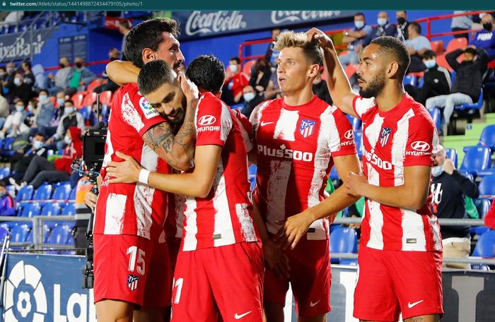 Para pemain Atletico Madrid merayakan kemenangan dalam satu laga di Liga Spanyol 2021-2022.