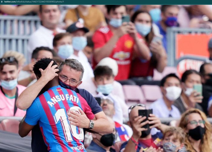 Momen Ansu Fati memeluk dokter Barcelona usai mencetak gol ke gawang Levante.