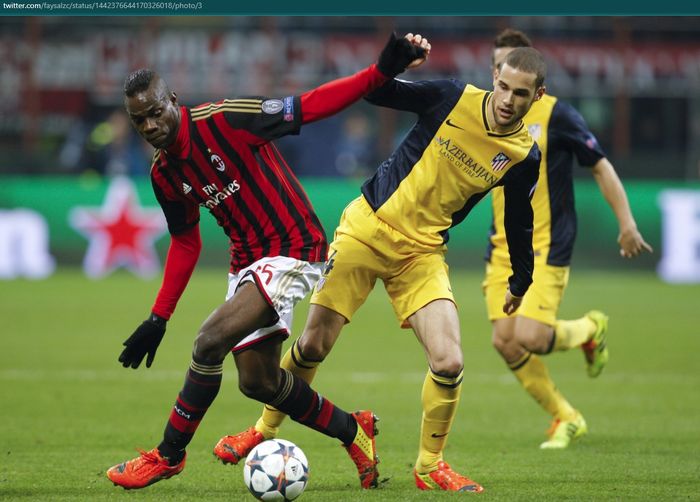 Momen bentrokan antara AC Milan dan Atletico Madrid yang terjadi di Liga Champions 2013-2014.