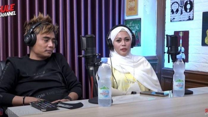Charly Van Houten dan istrinya, Shinta Regina