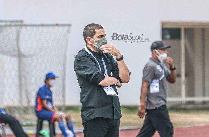 Pelatih Arema FC, Eduardo Almeida, sedang memantau para pemainnya Pelatih Persipura Jayapura, Jacksen F Tiago, sedang memberikan intruksi kepada para pemainnya dalam laga pekan kelima Liga 1 2021 di Stadion Madya, Senayan, Jakarta, 29 September 2021.