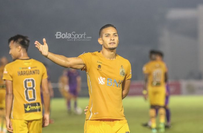 Selebrasi pemain Bhayangkara FC, Renan Silva, seusai mencetak gol dalam laga pekan kelima Liga 1 2021 di Stadion Madya, Senayan, Jakarta, 29 September 2021.