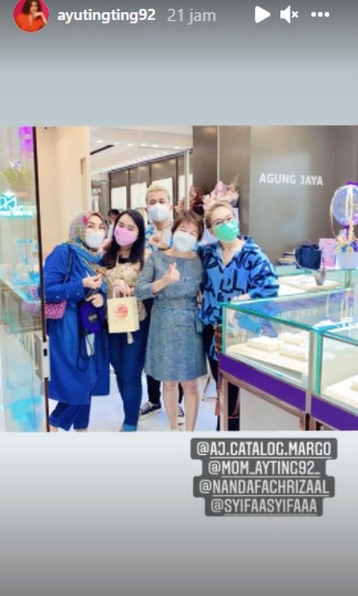 (instagram ayutingting92)
FOTO Ayu Ting Ting dan keluarga ke toko perhiasan beli cincin pernikahan