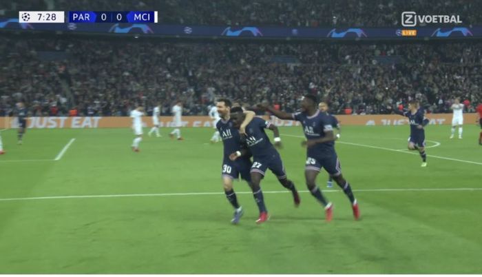 Selebrasi Idrisa Gueye usai mencetak gol dalam laga PSG vs Manchester City dalam laga lanjutan fase grup A Liga Champions musim 2021-2022, di Stadion Parc des Princes, Rabu (29/9/2021) pukul 02.00 WIB.