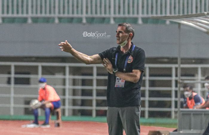 Pelatih Persija Jakarta, Angelo Alessio, sedang memberikan arahan kepada para pemainnya dalam laga pekan keempat Liga 1 2021 di Stadion Pakansari, Bogor, Jawa Barat, 24 September 2021.