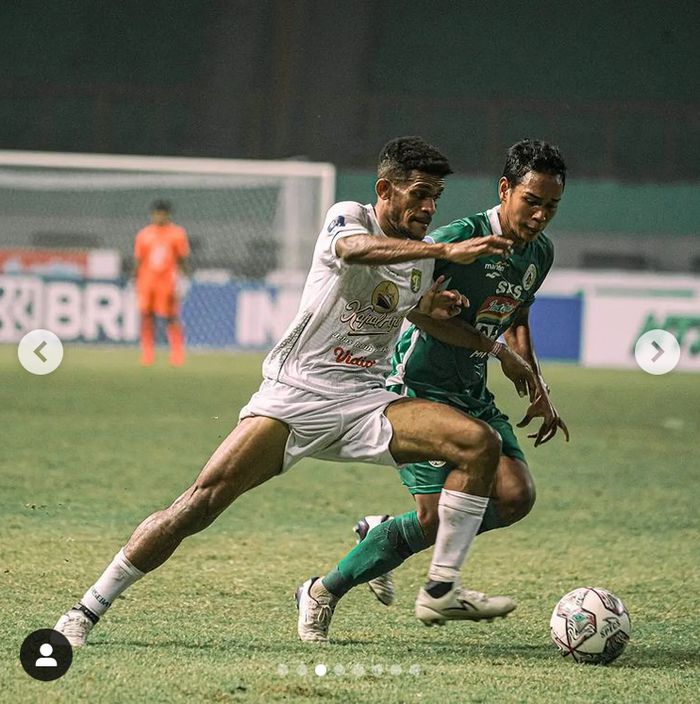 Gelandang Persebaya, Ricky Kambuaya dalam pertandingan melawan PSS Sleman di laga pekan kelima Liga 1 2021, di Stadion Wibawa Mukti, Cikarang, Bekasi, Rabu (29/9/2021).
