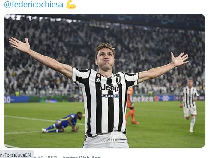 Penyerang Juventus, Federico Chiesa, merayakan gol yang dicetaknya ke gawang Chelsea dan di belakangnya terlihat bek The Blus, Antonio Ruediger, yang lesu usai gawangnya kebobolan.