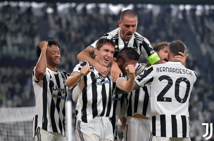 Para pemain Juventus merayakan gol Federico Chiesa ke gawang Chelsea pada laga pekan kedua Grup B Liga Champions 2021-2022.