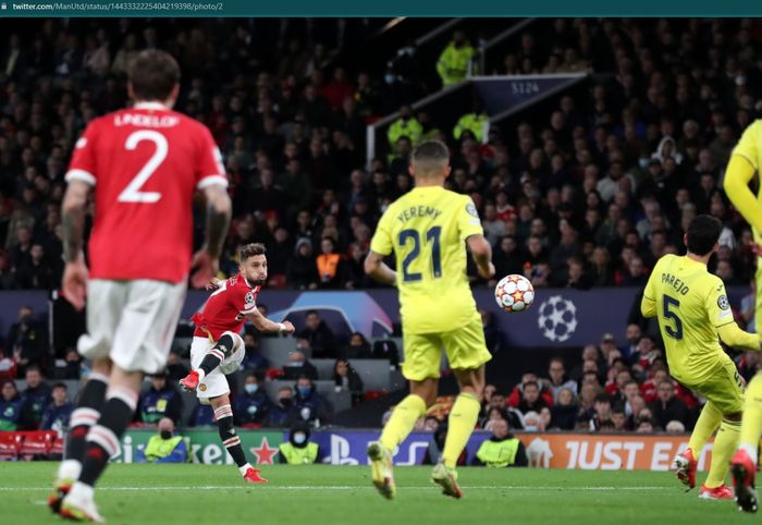 Momen gol bek Manchester United, Alex Telles ke gawang Villarreal di Liga Champions 2021-2022.