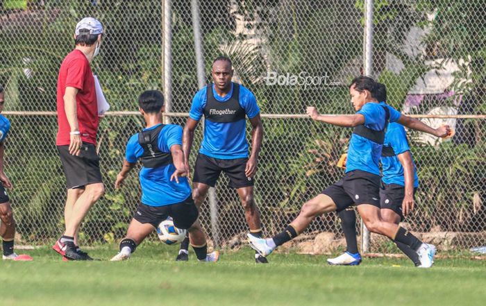 Victor Igbonefo sedang mengikuti sesi latihan bersama timnas Indonesia di Lapangan G (Panahan), Senayan, Jakarta, 2 Oktober 2021.