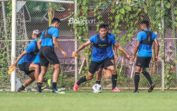 Fachrudin Aryanto sedang berlatih bersama timnas Indonesia di Lapangan G (Panahan), Senayan, Jakarta, 2 Oktober 2021.
