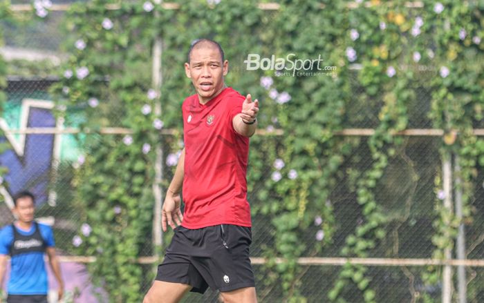 Asisten pelatih timnas Indonesia, Nova Arianto, sedang memberikan intruksi kepada para pemainnya dalam latihan di Lapangan G (Panahan), Senayan, Jakarta, 2 Oktober 2021.