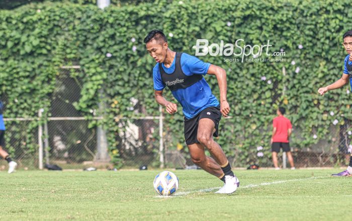 Miftah Anwar Sani sedang menguasai bola dalam sesi latihan timnas Indonesia di Lapangan G (Panahan), Senayan, Jakarta, 2 Oktober 2021.