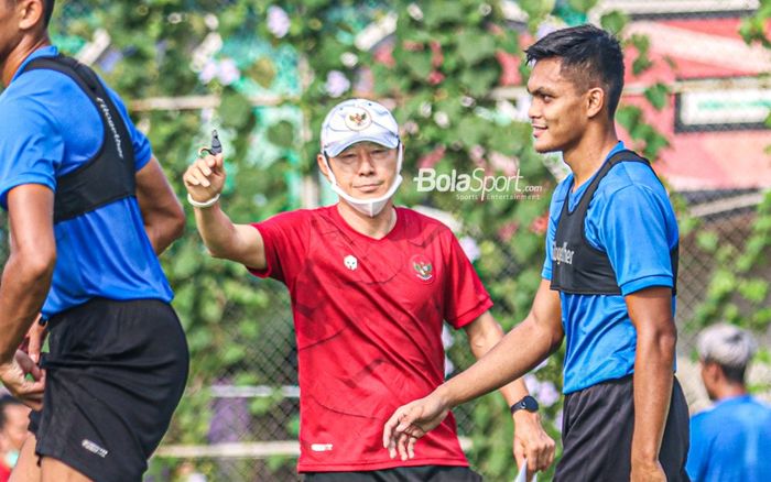 Pelatih timnas Indonesia, Shin Tae-yong (jersey merah), nampak sedang memberikan intruksi kepada para pemainnya dalam sesi latihan di Lapangan G (Panahan), Senayan, Jakarta, 2 Oktober 2021.