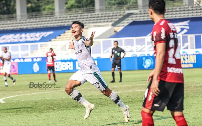 Striker Tira Persikabo, Dimas Drajad, melakukan selebrasi seusai mencetak gol dalam laga pekan keenam Liga 1 2021 di Stadion Madya, Senayan, Jakarta, 2 Oktober 2021.