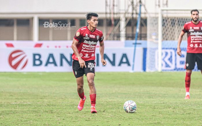 Striker Bali United, Lerby Eliandry, sedang menggiring bola dalam laga pekan keenam Liga 1 2021 di Stadion Madya, Senayan, Jakarta, 2 Oktober 2021.