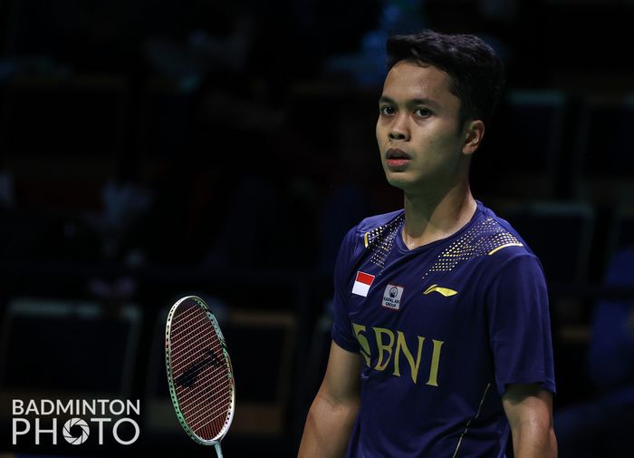 Pemain tunggal putra Indonesia, Anthony Sinisuka Ginting, ketika melawan Lee Zii Jia asal Malaysia pada perempat final Sudirman Cup 2021.