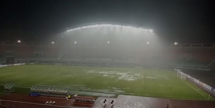 Hujan deras membuat pertandingan Persiraja vs Persija tertunda di Stadion Pakansari Bogor, Jawa Barat.