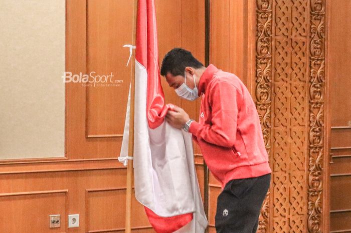 Evan Dimas nampak sedang mencium bendera Merah Putih dalam acara pelepasan timnas Indonesia di Hotel Sultan, Senayan, Jakarta, 3 Oktober 2021. 