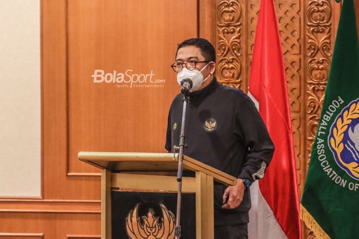 Endri Irawan, anggota Exco PSSI saat memberikan sambutan di acara pelepasan timnas Indonesia ke Thailand, Minggu (3/10/2021)