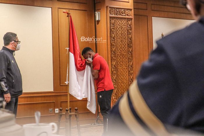 Ramai Rumakiek nampak sedang mencium bendera Merah Putih dalam acara pelepasan timnas Indonesia di Hotel Sultan, Senayan, Jakarta, 3 Oktober 2021. 