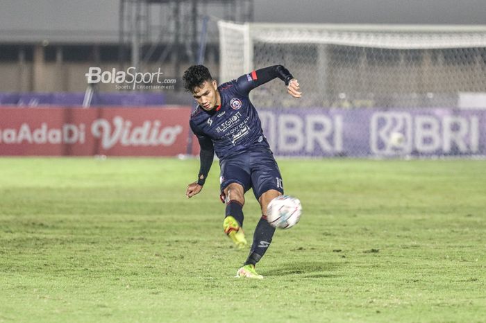 Penyerang Arema FC, Muhammad Rafli, nampak sedang menendang bola dalam laga pekan keenam Liga 1 2021 di Stadion Madya, Senayan, Jakarta, 3 Oktober 2021.