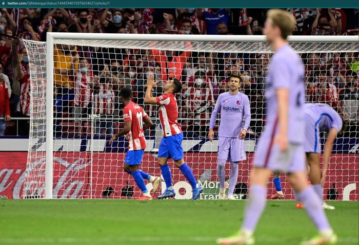Momen terjadinya gol Atletico Madrid yang dicetak oleh Luis Suarez ke gawang Barcelona pada laga pekan ke-8 Liga Spanyol 2021-2022.
